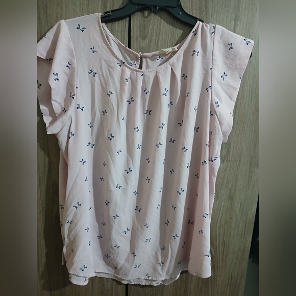 5/$10 White Pleated Relaxed Blouse - Picture 1 of 4